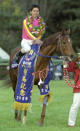 2000年、競馬の第45回有馬記念を制したテイエムオペラオーと和田竜二騎手=中山競馬場