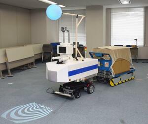JR東海が開発した、駅構内で重量物を自動搬送するロボットの試作機=16日午後、名古屋市