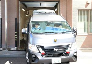 福島県警郡山署から福島地検郡山支部に送検される容疑者を乗せた警察車両＝９日午前９時４５分ごろ、福島県郡山市