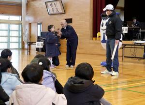 寸劇や模擬体験で110番通報について学んだ児童ら=1月9日、新潟市西区小針2