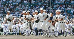 関東第一に勝利し、駆け出す日大三ナイン=甲子園