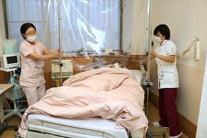 新型コロナウイルス感染防止のためのシミュレーションを行う助産師らスタッフ。病室内で、機材の置き場や手順を確認した=三条市