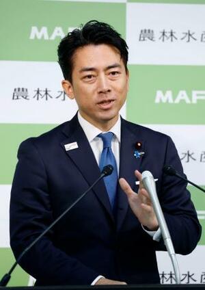 記者会見する小泉農相=26日午前、農水省
