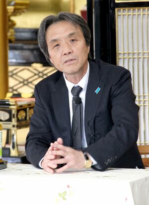 講演会で拉致問題の解決を訴える蓮池薫さん＝１５日、上越市吉川区