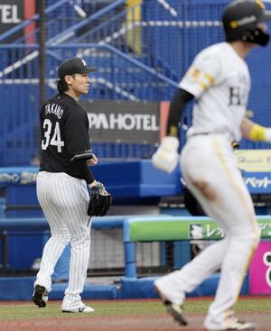 ７回、ソフトバンクに逆転を許したロッテ・高野。手前は生還した周東＝ＺＯＺＯマリン