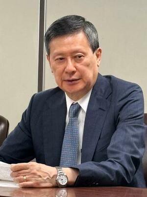 提訴後に記者会見する重光宏之氏=4日午後、東京・霞が関の司法記者クラブ