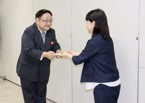 新潟市に「おやさいクレヨン」を寄贈した富国生命保険相互会社の新井貴二・新潟支社長(左)=新潟市役所