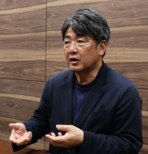 取材に応じるノンフィクションライターの安田浩一さん＝３月３１日、大阪市中央区