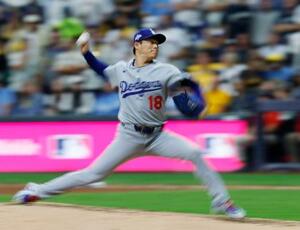 ブルワーズ戦に先発したドジャース・山本=ミルウォーキー(スローシャッターで撮影、共同)