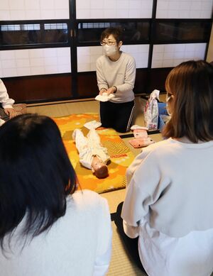 子どもが生まれる予定の家族が参加した講習会。地元病院の分娩休止について不安も漏れる=村上市塩町