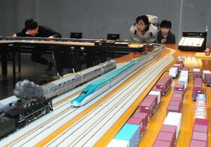 子どもたちが目を輝かせた鉄道模型の走行会=4月27日、新潟市秋葉区