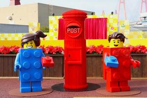 　「レゴランド・ジャパン」のレゴブロック製ポスト（中央）（レゴランド・ジャパン提供、（Ｃ）２０２５　Ｔｈｅ　ＬＥＧＯ　Ｇｒｏｕｐ．）