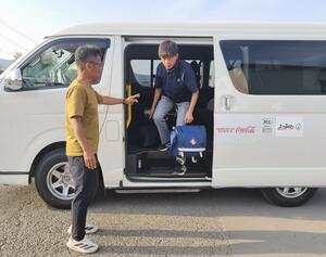 「見守り付き送迎システム」で練習場まで送られてきた中学生=長野市