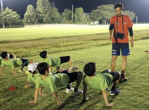 JTC妙高で指導する恩田祐一さん=妙高市米島新田の妙高ふれあいパーク