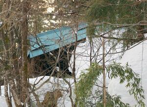 雪の重みで倒壊したとみられる住宅＝３日、上越市三和区岡田
