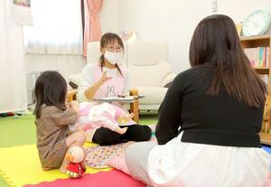 五泉市が実施する妊娠８カ月の妊婦と助産師の面談。自宅から分娩施設までの移動を心配する妊婦もいるという＝五泉市こども家庭センター