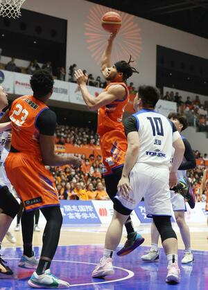 新潟-東京Z 第1クオーター、ハントがシュートを決め、6-4=アオーレ長岡