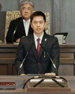 2月、大阪府議会の定例会で所信表明演説する吉村洋文知事