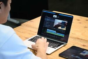 動画制作教室「フルマ」ではノートパソコンを駆使してやりとりをしていた=2月、東京都渋谷区