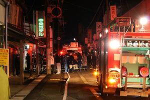 一時、騒然とした火災現場周辺＝２７日午前４時半ごろ、上越市仲町３