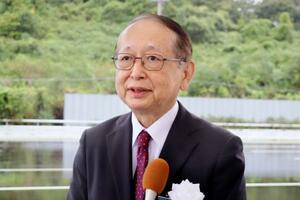 取材に応じる日本自動車研究所の鎌田実所長=1日午後、茨城県城里町
