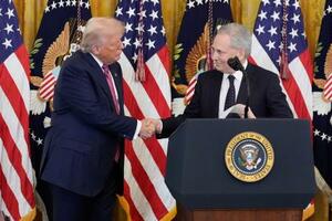 米政権で暗号資産(仮想通貨)を担当するサックス氏(右)と握手するトランプ大統領=18日、ワシントン(AP=共同)