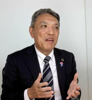 　インタビューに応じる池田泉州ホールディングスの阪口広一社長