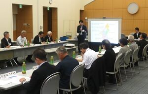 柏崎市の公共交通について意見を交わした地域公共交通活性化協議会=柏崎市東本町1