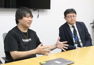 株主総会後、取材に応じる和田直希共同CEO(左)と長谷川政樹CEO=29日、東京都内