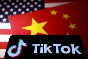 「TikTok」のロゴと米国、中国の国旗(ロイター=共同)