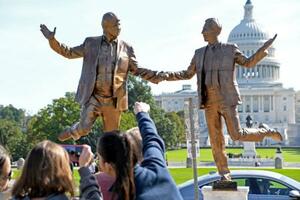 　設置されたトランプ米大統領と富豪エプスタイン氏の像＝３日、ワシントン（共同）