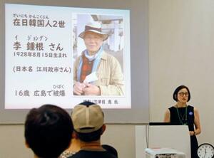 　広島市の原爆資料館で講話する佐野環さん＝８月７日