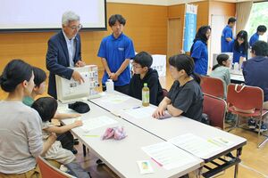 小中学生の親子が災害時に電気を安全に使う方法を学んだイベント＝十日町市珠川