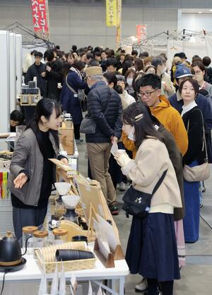 コーヒーの飲み比べを楽しむ来場者＝１４日、新潟市中央区
