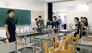 東京都の中学生らが、佐渡総合高の教室などを見て回った島留学見学ツアー=佐渡市栗野江