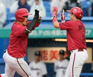 5回広島無死一塁、代打小園が右越え2ランを放つ=神宮