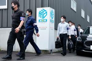 　家宅捜索のため畜産加工会社「水迫畜産」の加工工場に向かう鹿児島県警の捜査員＝２６日午前、鹿児島市