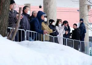 衆院選の街頭演説に集まった人たち=27日午前9時26分、青森県内