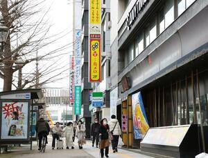 県内の最高価格地点で、商業地で上昇率トップだった新潟市中央区東大通1の2周辺。JR新潟駅周辺の整備への期待感から地価が上昇した=25日