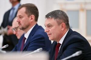 ロシアが併合したウクライナ東部・南部4州の発展に関する政府会合に出席したルハンスク州のロシア側行政府トップ、パセチニク氏(右)=6月30日、モスクワ(タス=共同)