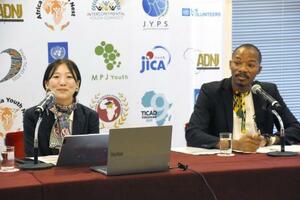 日本記者クラブで記者会見する「Youth TICAD 2025 実行委員会」の休場優希共同代表(左)と実行委員ネビバンガ・エビナさん=18日午前、東京都千代田区