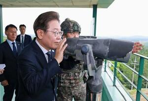 韓国の京畿道・漣川から南北の軍事境界線の北朝鮮側を視察する李在明大統領=6月(聯合=共同)
