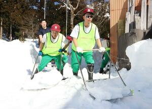 テキパキと動いて除雪していく塩沢中学校の野球部員=南魚沼市栃窪