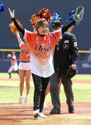新潟アルビレックスＢＣ－楽天戦で始球式に臨んだ歌手の小林幸子さん＝３月２４日、新潟市中央区のハードオフ・エコスタジアム