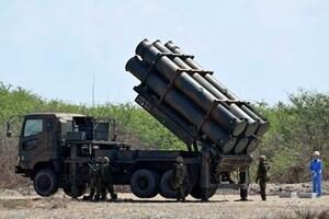 　８８式地対艦誘導弾の発射準備をする自衛隊員ら＝６日、フィリピン・パオアイ（共同）