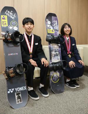 スノーボードハーフパイプの大会で活躍した古山宇乃さん(右)と兄の大志さん=新潟市中央区万代3