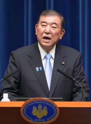 記者会見する石破首相=23日夜、首相官邸