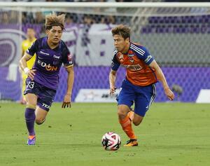 広島－新潟　前半、敵陣へ攻め込むＦＷ谷口海斗ら＝Ｅピース（写真映像部・富山翼）