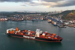 　パナマ運河の港を航行する貨物船＝２０２５年３月、パナマ市（ＡＰ＝共同）