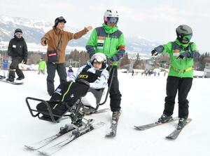 ネージュのサポートでスキーを楽しむ参加者＝南魚沼市舞子